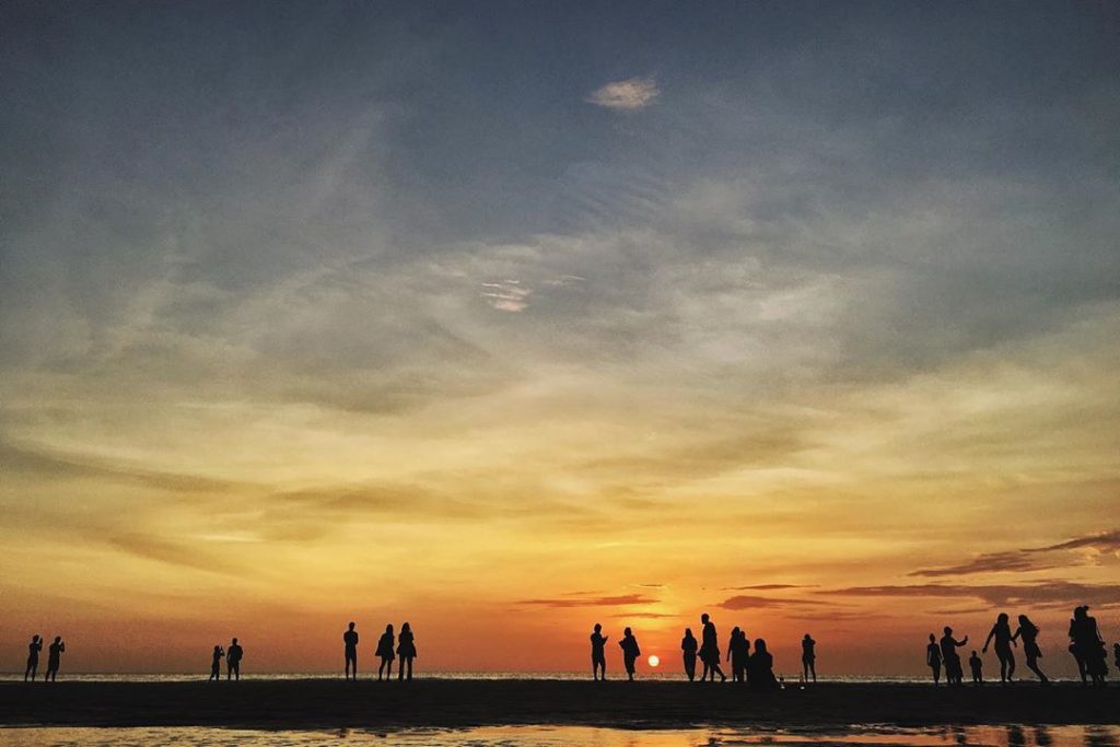 Menikmati Keindahan Dan Pesona Pantai Seminyak Bali - Pariwisataku